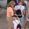 La reine Sofia d'Espagne accompagnait ses petits-enfants Felipe et Victoria, avec leur mère l'infante Elena, et Juan Valentin, Pablo, Miguel et Irene, avec leur mère l'infante Cristina, à l'école de voile à Palma de Majorque le 29 juillet 2013.