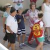 La reine Sofia d'Espagne, aux petits soins, accompagnait ses petits-enfants Felipe et Victoria, avec leur mère l'infante Elena, et Juan Valentin, Pablo, Miguel et Irene, avec leur mère l'infante Cristina, à l'école de voile à Palma de Majorque le 29 juillet 2013.