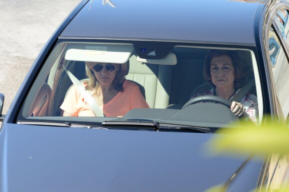 La reine Sofia d'Espagne, au volant, accompagnait ses petits-enfants Felipe et Victoria, avec leur mère l'infante Elena, et Juan Valentin, Pablo, Miguel et Irene, avec leur mère l'infante Cristina, à l'école de voile à Palma de Majorque le 29 juillet 2013.