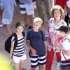 Victoria auprès de ses cousins. La reine Sofia d'Espagne accompagnait ses petits-enfants Felipe et Victoria, avec leur mère l'infante Elena, et Juan Valentin, Pablo, Miguel et Irene, avec leur mère l'infante Cristina, à l'école de voile à Palma de Majorque le 29 juillet 2013.