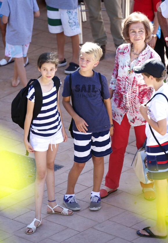 Victoria auprès de ses cousins. La reine Sofia d'Espagne accompagnait ses petits-enfants Felipe et Victoria, avec leur mère l'infante Elena, et Juan Valentin, Pablo, Miguel et Irene, avec leur mère l'infante Cristina, à l'école de voile à Palma de Majorque le 29 juillet 2013.
