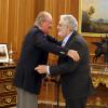 Le roi Juan Carlos Ier d'Espagne recevant en audience le ténor Placido Domingo le 29 juillet 2013 à Madrid.