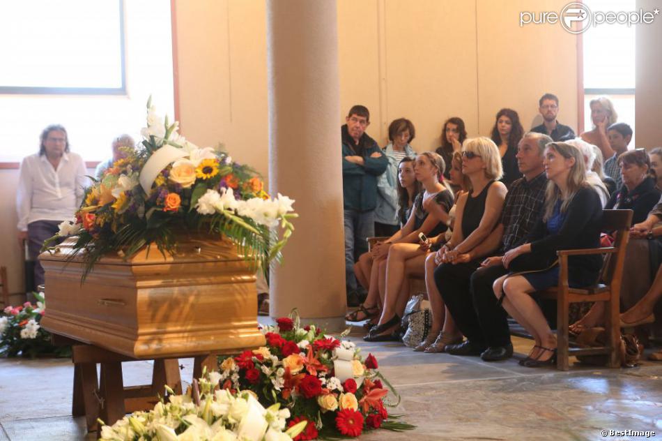 La petite-fille de Bernadette Lafont, Elisabeth Lafont (sa fille), David Lafont (son fils) et sa femme lors des funérailles de l&#039;actrice au temple de Saint-André-de-Valborgne dans le Gard le 29 juillet 2013