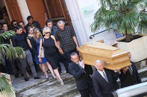Elisabeth et David Lafont (enfants de Bernadette Lafont) lors des funérailles de l'actrice au temple de Saint-André-de-Valborgne dans le Gard le 29 juillet 2013