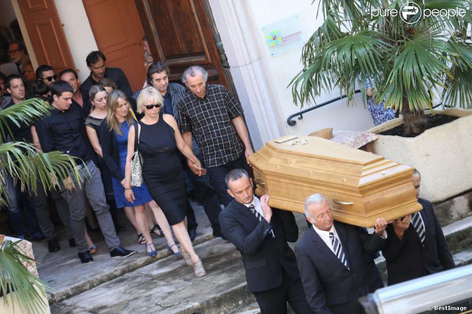 Elisabeth et David Lafont (enfants de Bernadette Lafont) lors des funérailles de l&#039;actrice au temple de Saint-André-de-Valborgne dans le Gard le 29 juillet 2013