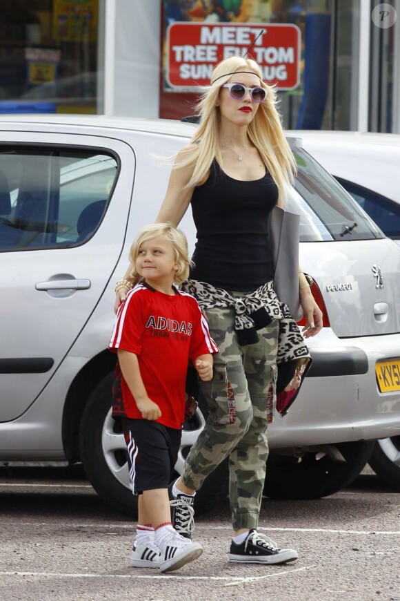 Gwen Stefani et son fils Zuma quittent un magasin Toys"R"Us à Londres. Le 29 juillet 2013.