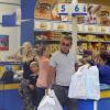 Gwen Stefani, son mari Gavin Rossdale et leurs enfants Kingston et Zuma font du shopping chez Toys"R"Us. Londres, le 29 juillet 2013.
