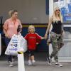 Gwen Stefani, son mari Gavin Rossdale et leurs enfants Kingston et Zuma font du shopping chez Toys"R"Us. Londres, le 29 juillet 2013.