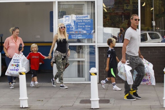 Gwen Stefani, son mari Gavin Rossdale et leurs enfants Kingston et Zuma font du shopping chez Toys"R"Us. Londres, le 29 juillet 2013.