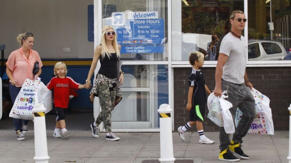 Gwen Stefani : En famille à Londres pour les vacances, elle gâte ses enfants