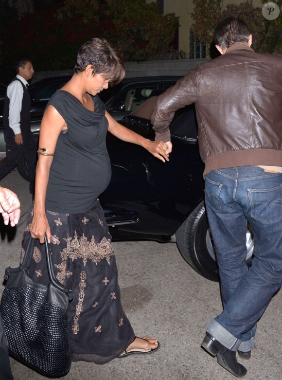 Halle Berry, enceinte, et son mari Olivier Martinez dans le quartier de West Hollywood à Los Angeles, le 30 juillet 2013.