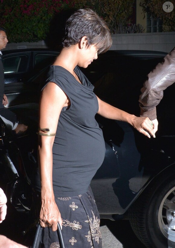 Halle Berry, enceinte, et son mari Olivier Martinez à West Hollywood, le 30 juillet 2013.