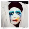 Lady Gaga a dévoilé la nouvelle pochette de son prochain single Applause, le 28 juillet 2013 sur le site Women's Wear Daily.