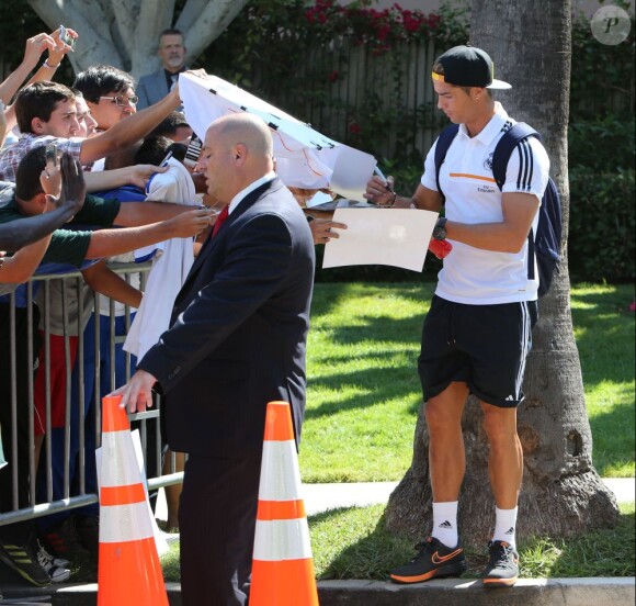 Cristiano Ronaldo signe des autographes en quittant le Beverly Hills Hotel avec ses partenaires du Real Madrid. Beverly Hills, le 29 juillet 2013.