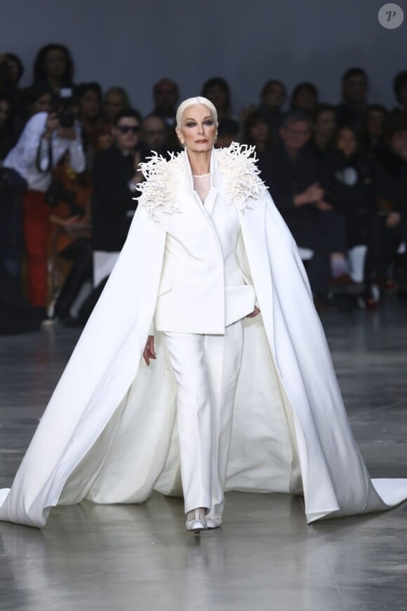 Carmen Dell'Orefice assure le final du défilé haute couture printemps-été 2013 de Stéphane Rolland. Paris, le 22 janvier 2013.