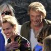 Sandrine Bonnaire et Johnny Hallyday tout sourire lors du dernier jour de tournage du film de Claude Lelouch "Salaud, on t'aime" à Saint-Gervais-les-Bains, le 31 juillet 2013.
