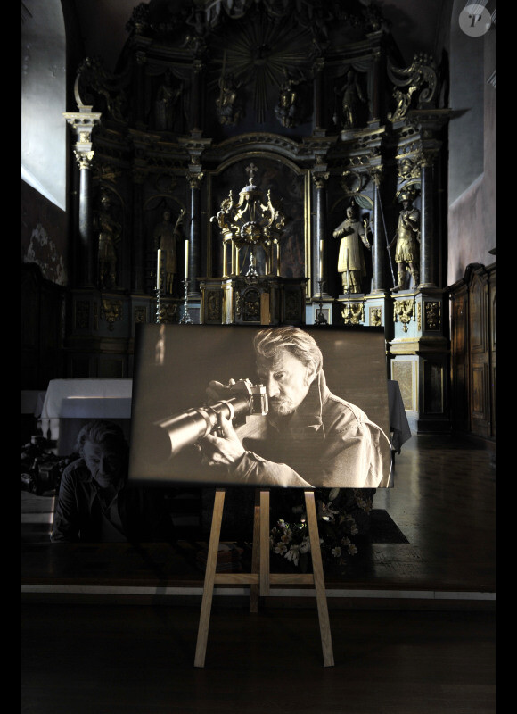 Une exposition photo pour le personnage de Johnny Hallyday pendant le dernier jour de tournage du film de Claude Lelouch "Salaud, on t'aime" à Saint-Gervais-les-Bains, le 31 juillet 2013.