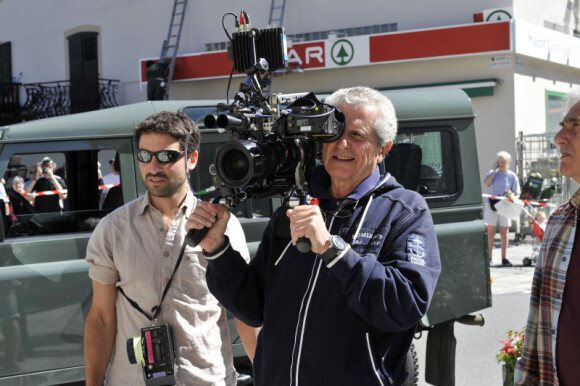 Claude Lelouch au travail caméra à la main sur le dernier jour de tournage de son film "Salaud, on t'aime" à Saint-Gervais-les-Bains, le 31 juillet 2013.