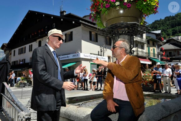 Jean-François Derec et Antoine Duléry pendant le dernier jour de tournage du film "Salaud, on t'aime" à Saint-Gervais-les-Bains, le 31 juillet 2013.