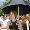 Agnès Soral se protège du soleil pendant le dernier jour de tournage du film "Salaud, on t'aime" à Saint-Gervais-les-Bains, le 31 juillet 2013.