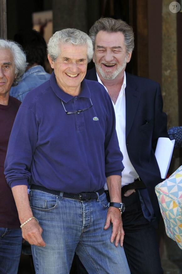 Claude Lelouch et Eddy Mitchell rieurs pendant le dernier jour de tournage du film "Salaud, on t'aime" à Saint-Gervais-les-Bains, le 31 juillet 2013.