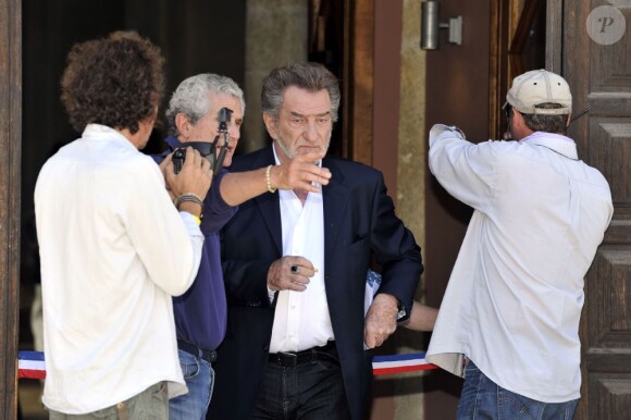 Claude Lelouch, Eddy Mitchell pendant le dernier jour de tournage du film "Salaud, on t'aime" à Saint-Gervais-les-Bains, le 31 juillet 2013.