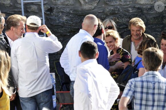 Eddy Michell, Sandrine Bonnaire, Johnny Hallyday pendant le dernier jour de tournage du film "Salaud, on t'aime" à Saint-Gervais-les-Bains, le 31 juillet 2013.