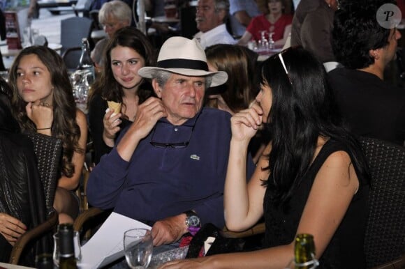 Claude Lelouch et sa compagne Valérie Perrin pendant le dernier jour de tournage du film "Salaud, on t'aime" à Saint-Gervais-les-Bains, le 31 juillet 2013.