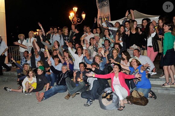 Claude Lelouch avec les figurants et l'équipe du film pendant le dernier jour de tournage du film "Salaud, on t'aime" à Saint-Gervais-les-Bains, le 31 juillet 2013.