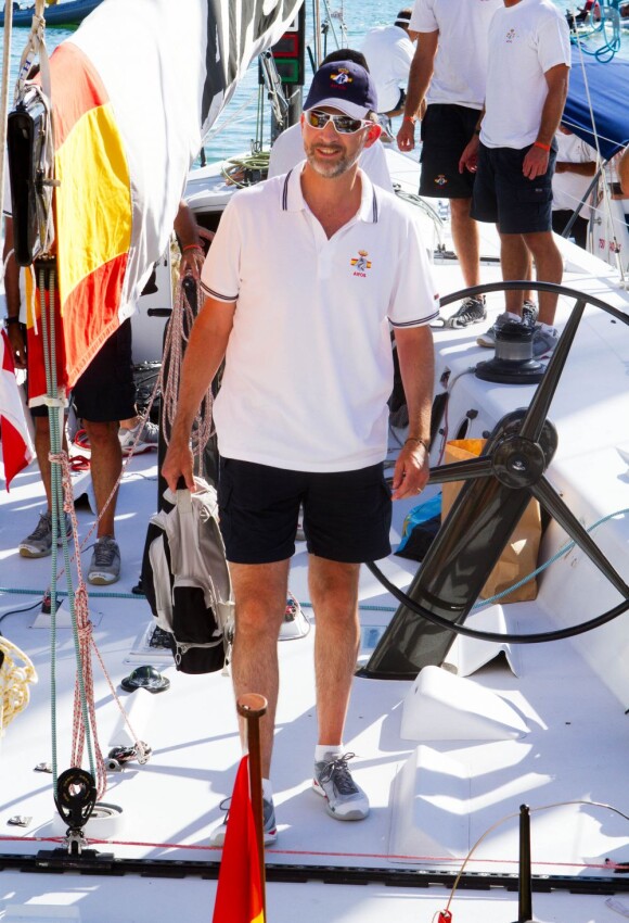 Le prince Felipe d'Espagne à bord du  voilier Aifos le 31 juillet 2013 au 3e jour de la Copa del Rey, au large de Palma de Majorque.