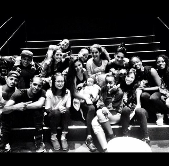 Selena Gomez entourée de sa troupe de danseurs et de sa petite soeur Gracie, sur Instagram, le 1er août 2013.