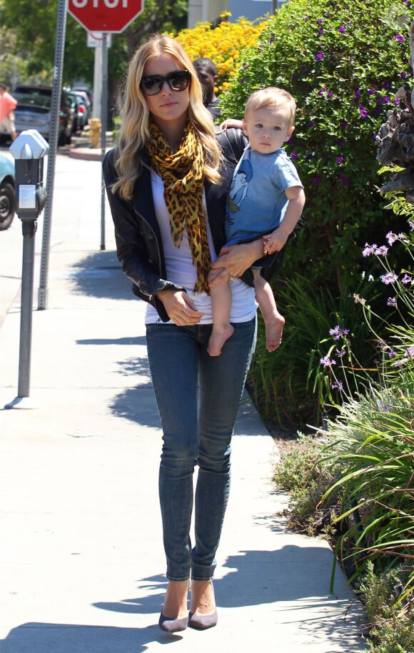 Kristin Cavallari passe la journée avec son fils Camden à West Hollywood, le 30 juillet 2013.