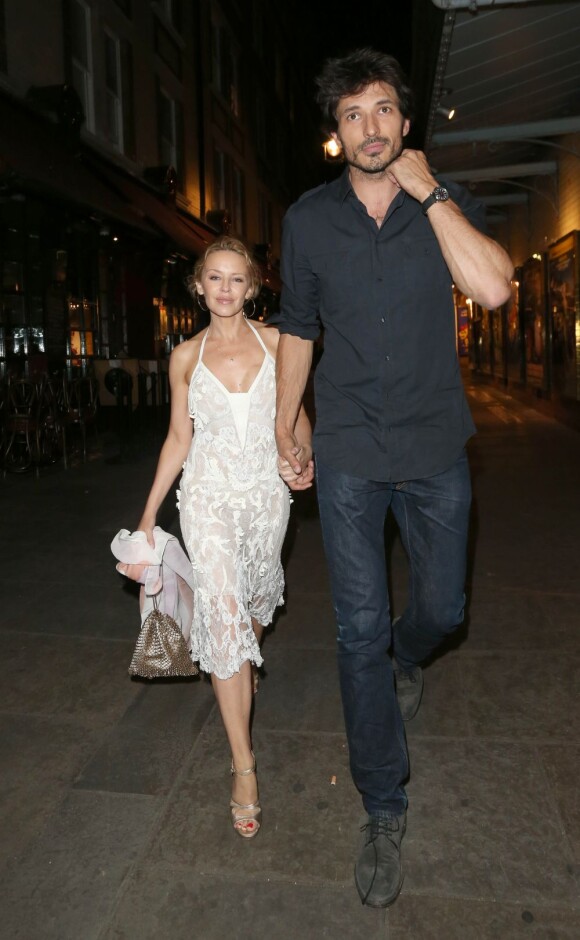 Kylie Minogue et son petit ami Andres Velencoso, main dans la main, à la sortie du restaurant J Sheekey Fish and Seafood à Londres, le 2 août 2013.