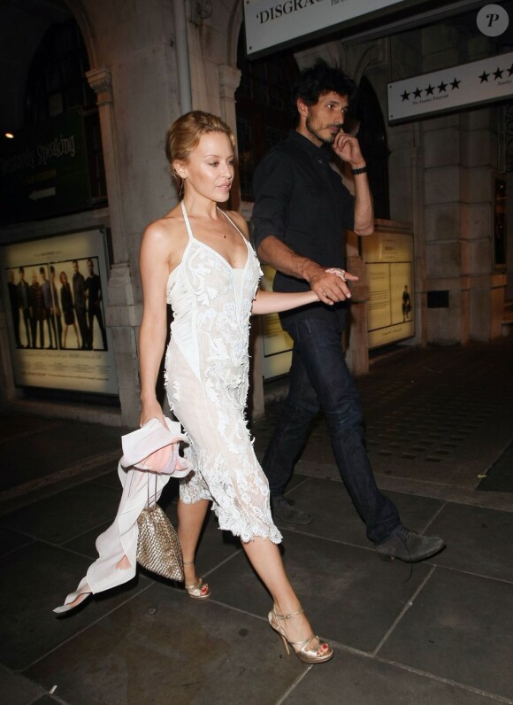 Kylie Minogue à la sortie du restaurant J Sheekey Fish and Seafood à Londres, le 2 août 2013.