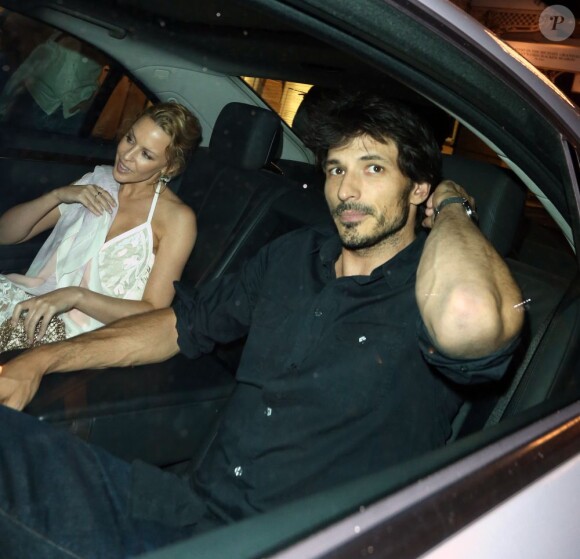 Kylie Minogue et son petit ami Andres Velencoso à Londres, le 2 août 2013.