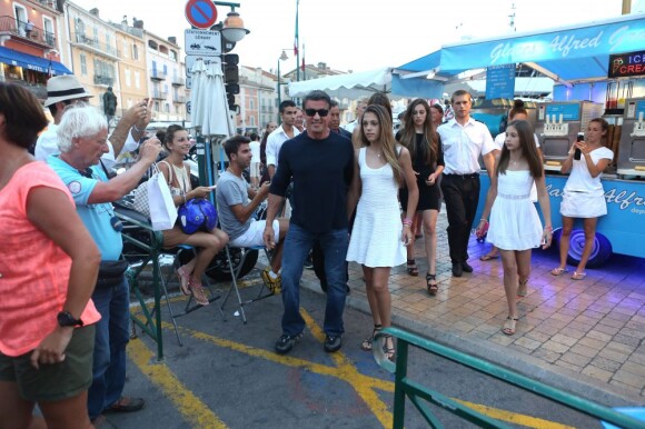 Effervescence autour de Sylvester Stallone au côté de sa femme Jennifer Flavin et ses filles Sophia, Sistine et Scarlet en vacances à Saint-Tropez le 3 août 2013.