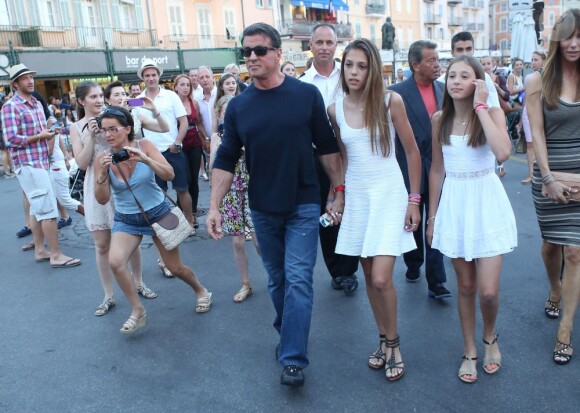 Sylvester Stallone se balade au côté de sa femme Jennifer Flavin et ses filles Sophia, Sistine et Scarlet en vacances à Saint-Tropez le 3 août 2013.
