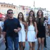 Sylvester Stallone avec le sourire au côté de sa femme Jennifer Flavin et ses filles Sophia, Sistine et Scarlet en vacances à Saint-Tropez le 3 août 2013.