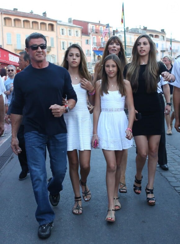 Sylvester Stallone avec le sourire au côté de sa femme Jennifer Flavin et ses filles Sophia, Sistine et Scarlet en vacances à Saint-Tropez le 3 août 2013.