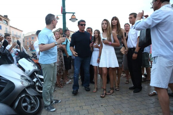 Sylvester Stallone avance au milieu des passants au côté de sa femme Jennifer Flavin et ses filles Sophia, Sistine et Scarlet en vacances à Saint-Tropez le 3 août 2013.