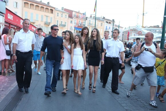 Sylvester Stallone avec sa femme Jennifer Flavin et ses filles Sophia, Sistine et Scarlet en vacances à Saint-Tropez le 3 août 2013.