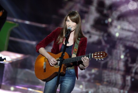 Exclusif - Carla Bruni lors de l'enregistrement de l'émission "Tout pour la Musique", présentée par Karine Ferri sur TF1. Le 1er juin 2013.