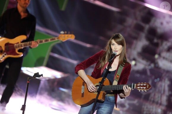 Exclusif - Carla Bruni lors de l'enregistrement de l'émission "Tout pour la Musique", présentée par Karine Ferri sur TF1. Le 1er juin 2013.