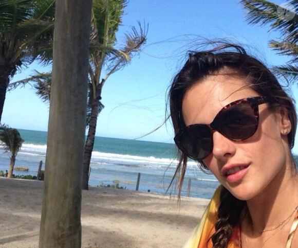 Alessandra Ambrosio, sirène sur la plage, profite de ses vacances en famille au Brésil. Juillet/Août 2013