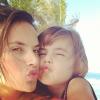Alessandra Ambrosio et sa fille Anja nous envoient quelques baisers du Brésil où elles passent de belles vacances en famille. Juillet/Août 2013