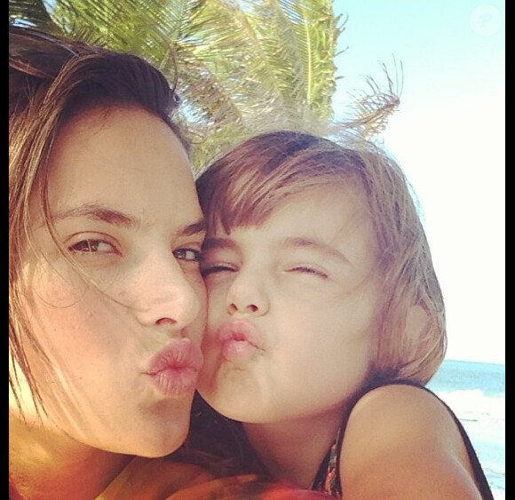 Alessandra Ambrosio et sa fille Anja nous envoient quelques baisers du Brésil où elles passent de belles vacances en famille. Juillet/Août 2013