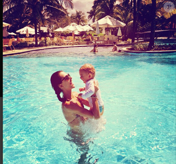 Alessandra Ambrosio profite de son fils Noah et de ses vacances en famille au Brésil. Juillet/Août 2013