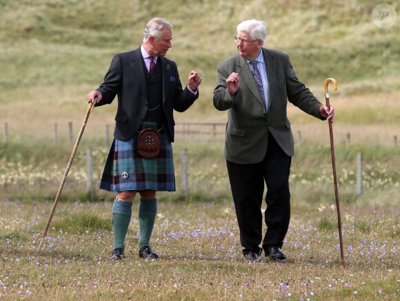 Le prince Charles, duc de Rothesay en Ecosse, en promenade dans les prairies, riches en fleurs rares, en bourdons et en papillons, qui longent la baie de Dunnet, le 5 août 2013.