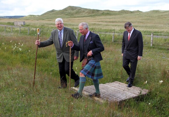 Le prince Charles, duc de Rothesay en Ecosse, en promenade dans les prairies, riches en fleurs rares, en bourdons et en papillons, qui longent la baie de Dunnet, le 5 août 2013.