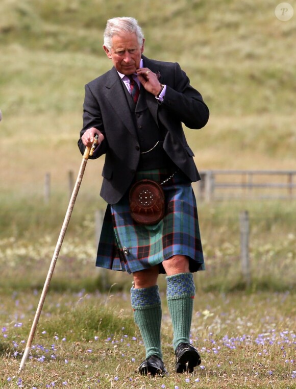 Le prince Charles, duc de Rothesay en Ecosse, en promenade dans les prairies, riches en fleurs rares, en bourdons et en papillons, qui longent la baie de Dunnet, le 5 août 2013.